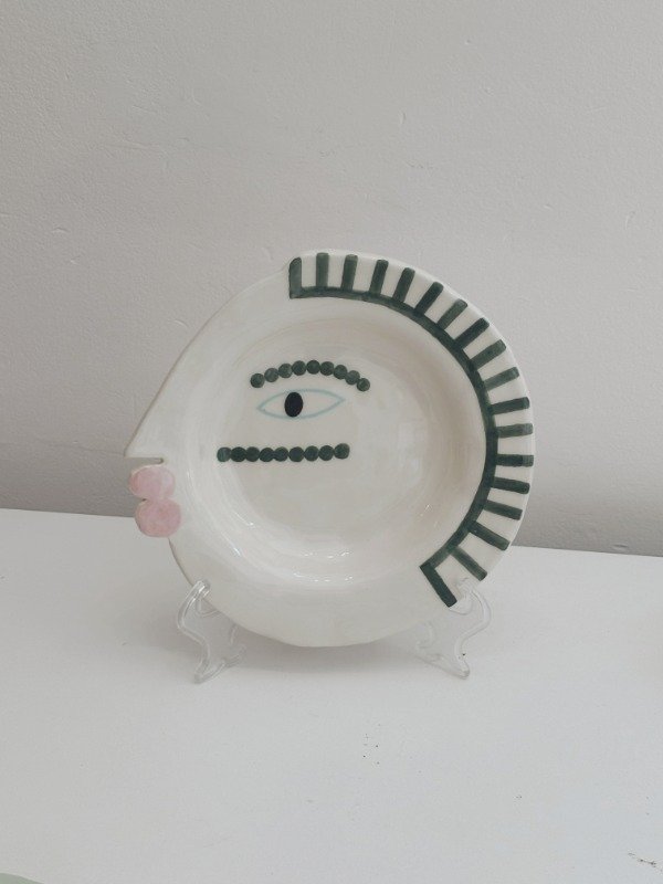 Producto - Plato grande cara pelo verde x Agustina Ramos