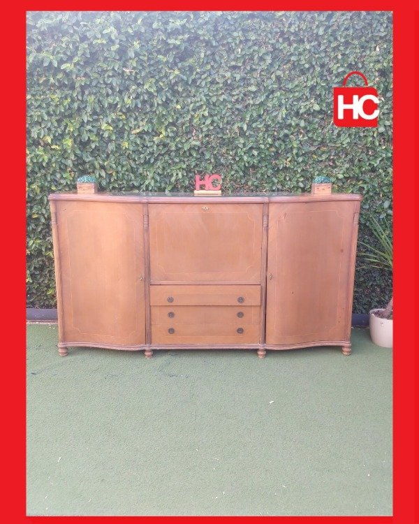 Producto - Mueble Cristalero de gran tamaño. Imponente y funcional