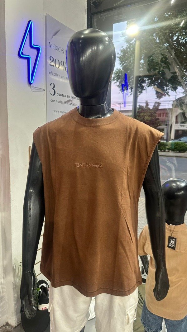 Producto - Remera sin mangas bordaba chocolate