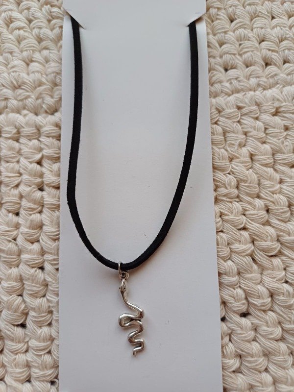 Producto - Collar gamuza corto vibora