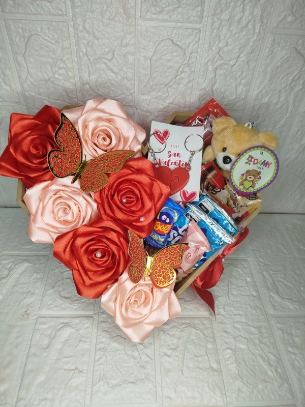 Producto - Bandeja corazón con rosas eternas
