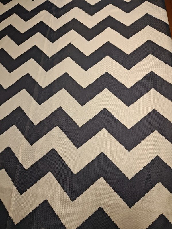 Producto - Mantel Zig zag ancho blanco y negro