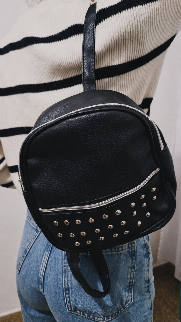 Producto - Mochila ecocuero negra con tachas - tamaño chico