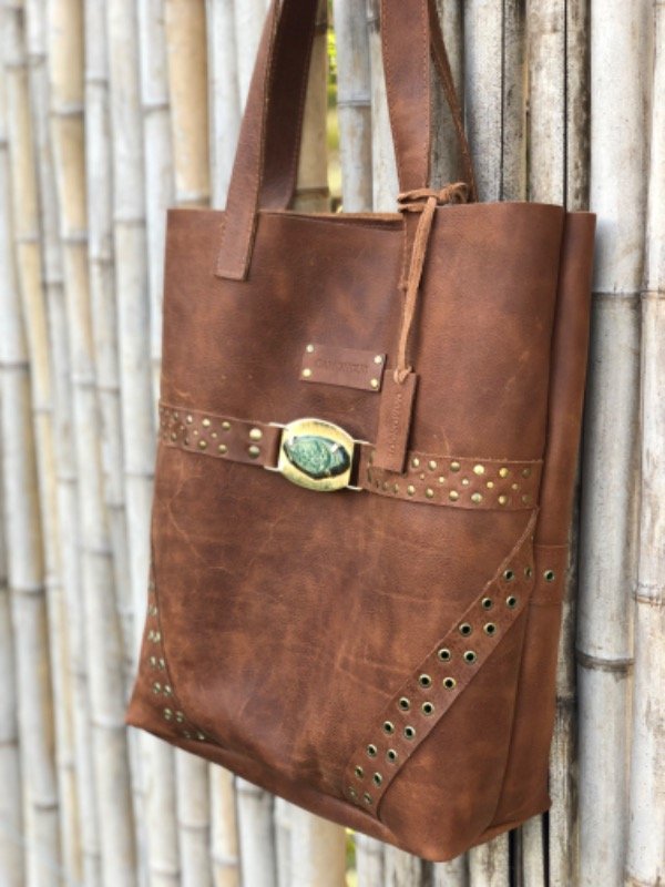 Producto - Bolso tote en cuero vacuno con aplique de ágata y broce