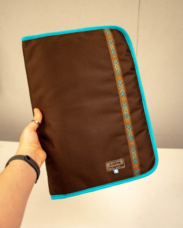 Producto - Funda tamaño OFICIO marrón con borde turquesa