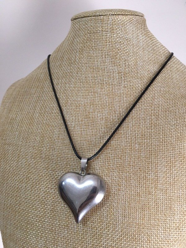 Producto - Cadena Caucho Negro Regulable Corazón Inflado Acero Quirúrgico - 1