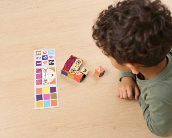 Producto - Cubos didácticos de madera en lata.  Caras, números y colores - 4