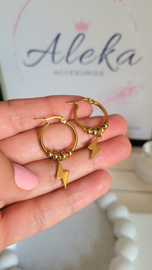 Producto - Argollas con dijes de rayos de acero dorado