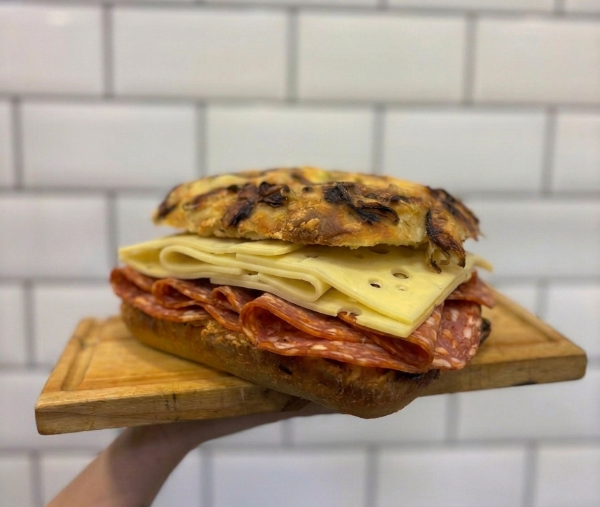 Producto - Salame artesanal a eleccion y ementhal