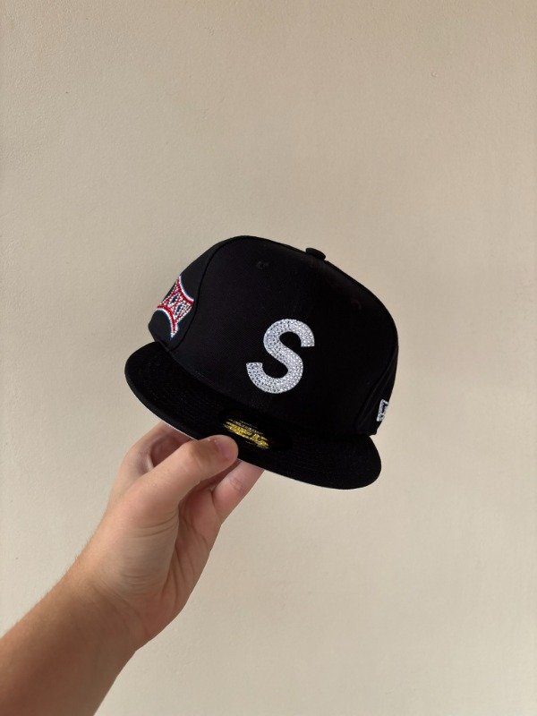 Producto - New Era x Supreme S Logo x Swarovski Black 59FIFTY Fitted