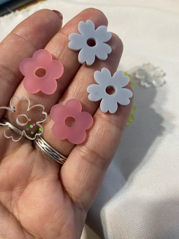 Producto - Dijes SOLO CORTE, forma flor. 2cm - PASANTE DE 4MM