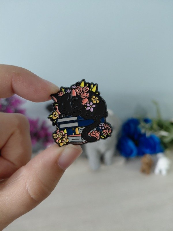 Producto - Pin metalizado - Michi con libros #1767