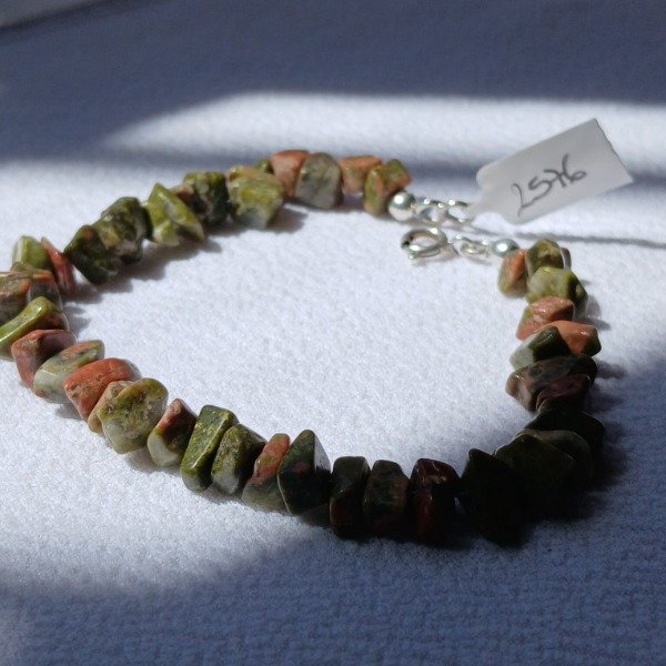 Producto - Pulsera artesanal con escallas de unakita natural de 19,5cm