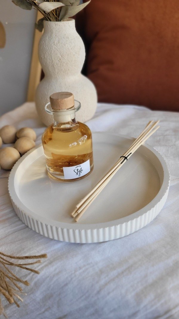 Producto - Bandeja redonda cemento con borde rayado 23cm