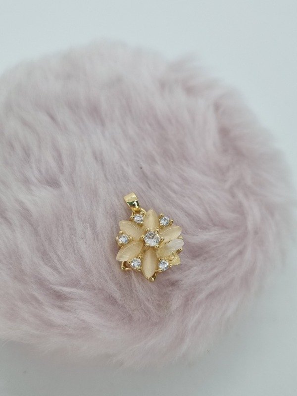 Producto - Dije acero dorado flor gema nat strass giratorio