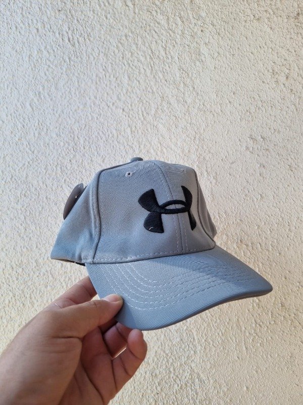 Producto - Gorra UNDER ARMOUR REGULABLE GRIS CLARO