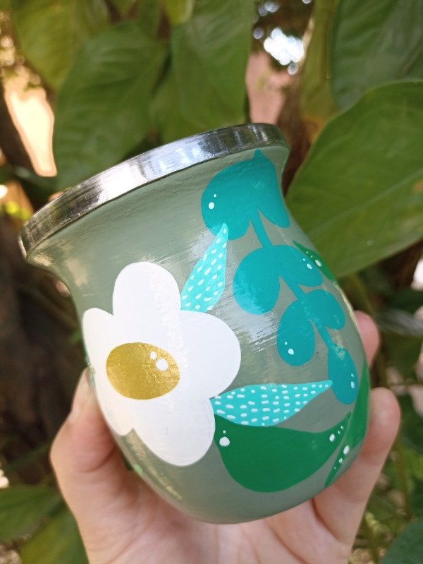 Producto - Mate camionero de algarrobo con virola de acero. Base verde seco, flores blancas - 1