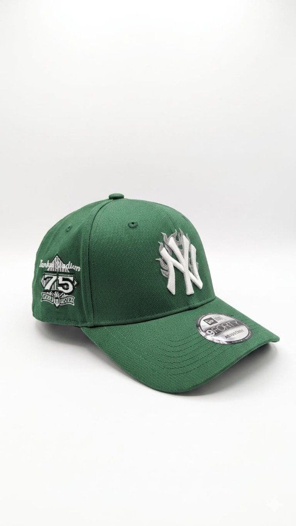 Producto - Gorra curva verde oscuro NY blanca con llamas