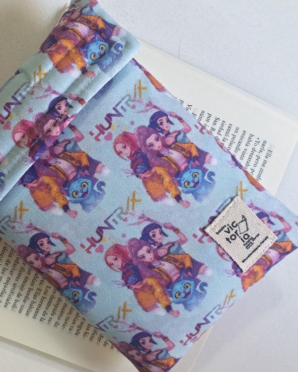 Producto - Funda para libros pocket Guerreras Kpop IMPERMEABLE