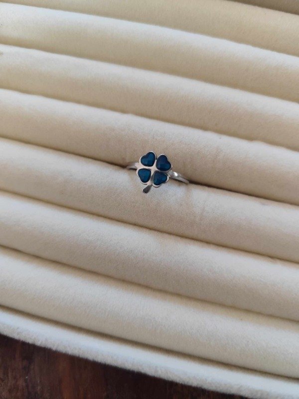 Producto - Anillo trébol azul. Acero quirúrgico.