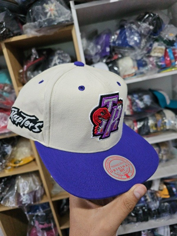 Toronto Raptors vintage logo cream snapback — imagen 4