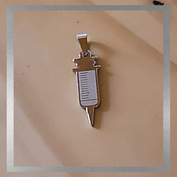 Producto - Dije Jeringa (modelo 2)