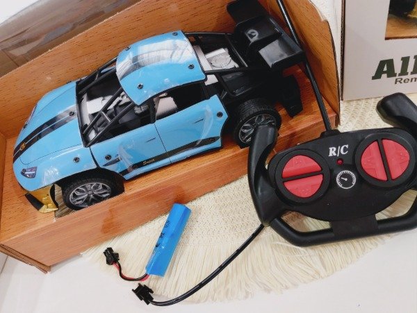 Producto - Auto a control remoto de metal recargable sin elección de color