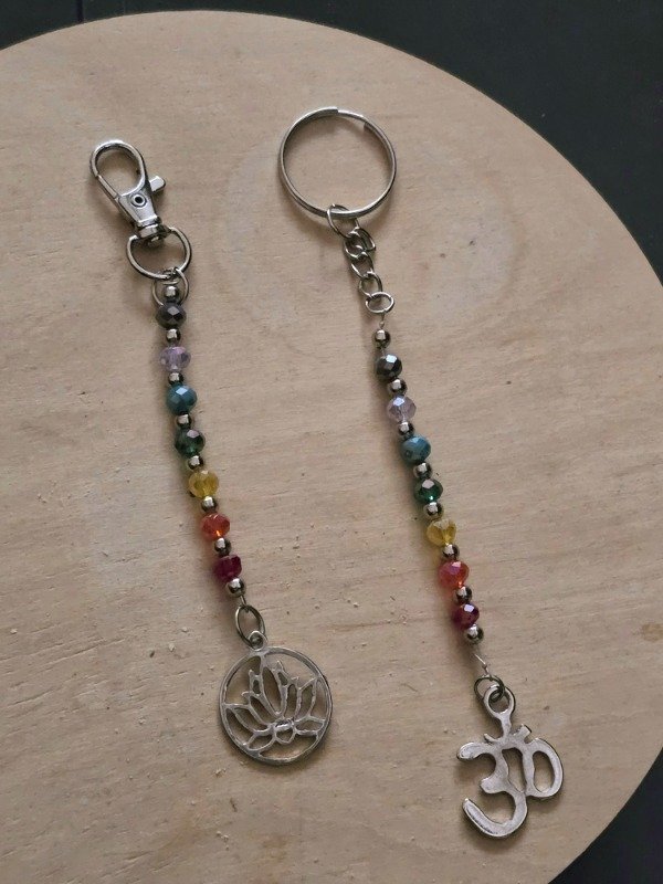 Producto - Llavero 7 chakras cristal y un dije final todo en color plata