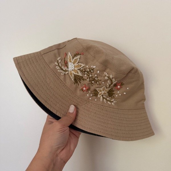Producto - Piluso beige bordado a mano