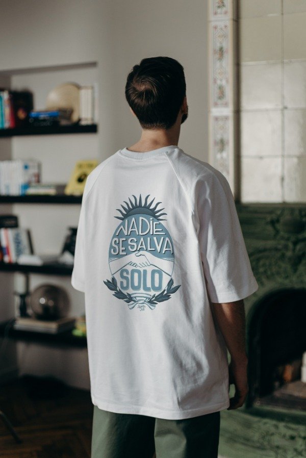 Producto - Remera Nadie se salva solo