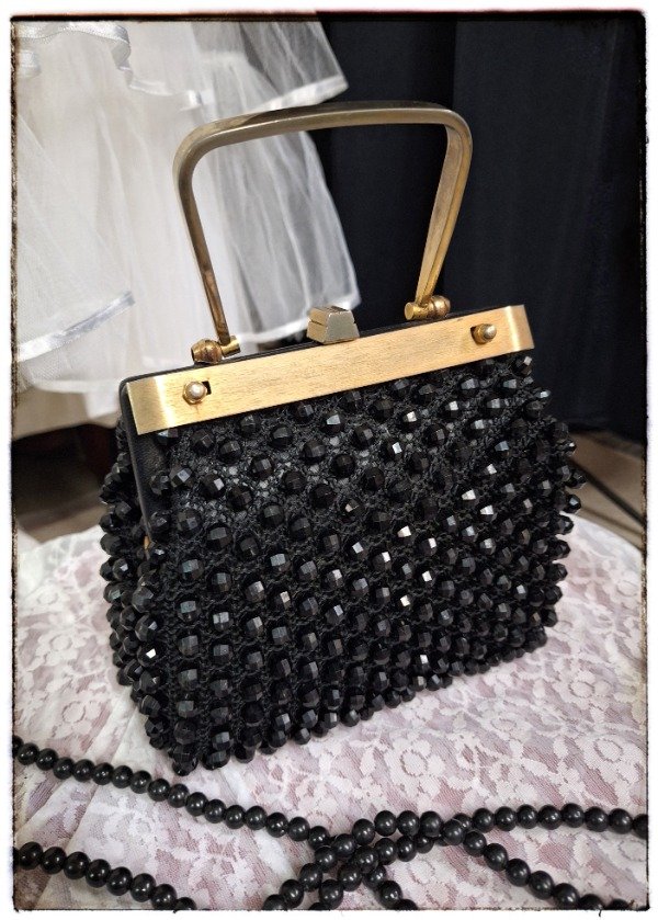 Producto - Cartera de Mano cuentas y estructura metal dorado