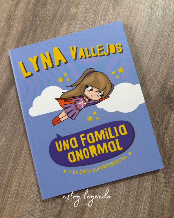 Producto - Una familia anormal y la capa superpoderosa - Lyna Vallejos