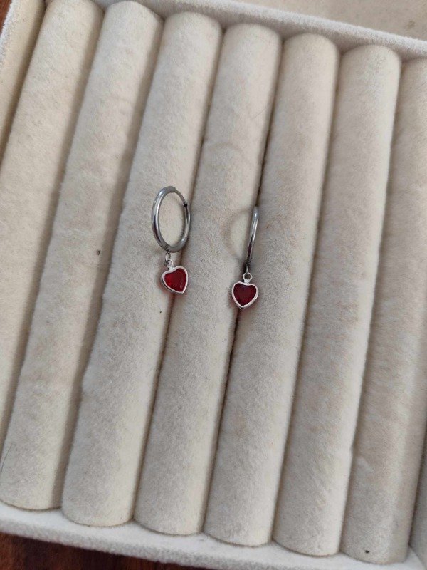 Producto - Aros argolla cierre click corazon strass rojo. Acero quirúrgico.