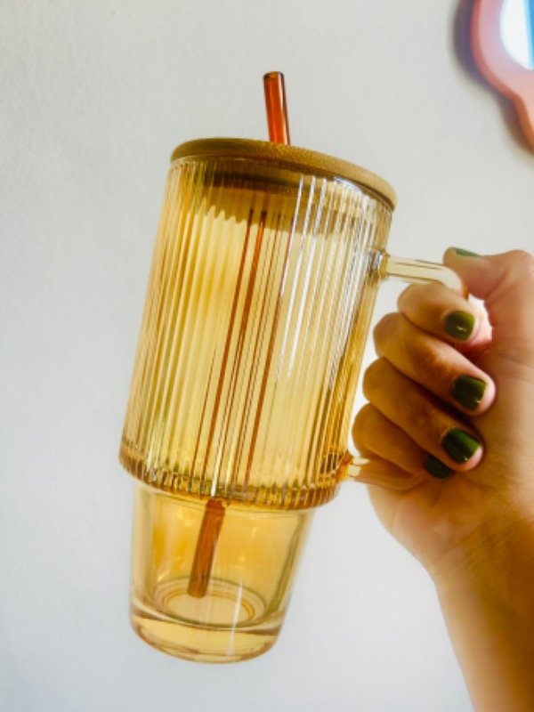 Producto - Vaso de vidrio tramado con tapa y bombilla ámbar - 1