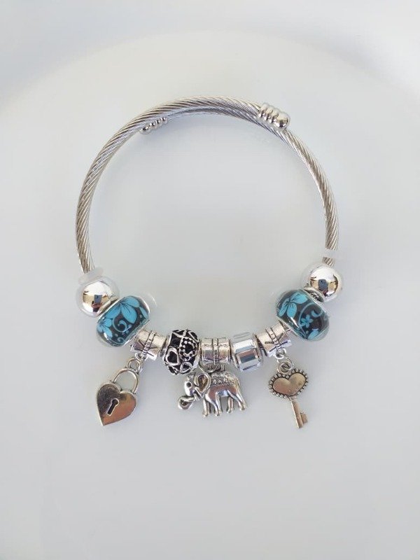 Producto - AQP0116 Pandora rígida con Charms