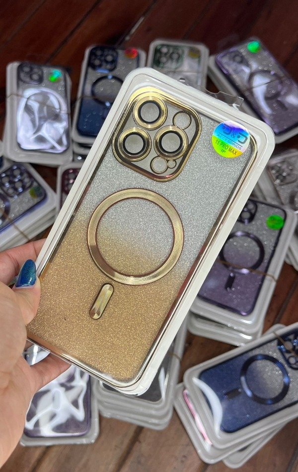 Producto - Funda magsafe dorada con brillo y protector de camara