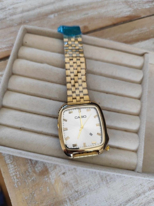 Producto - Reloj malla dorada y cuadrante blanco XL