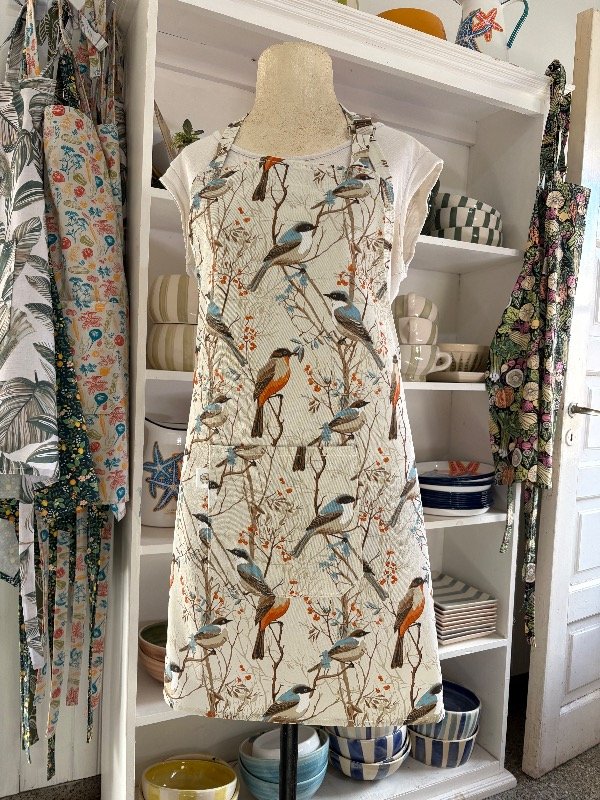 Producto - Delantal pájaro fondo beige