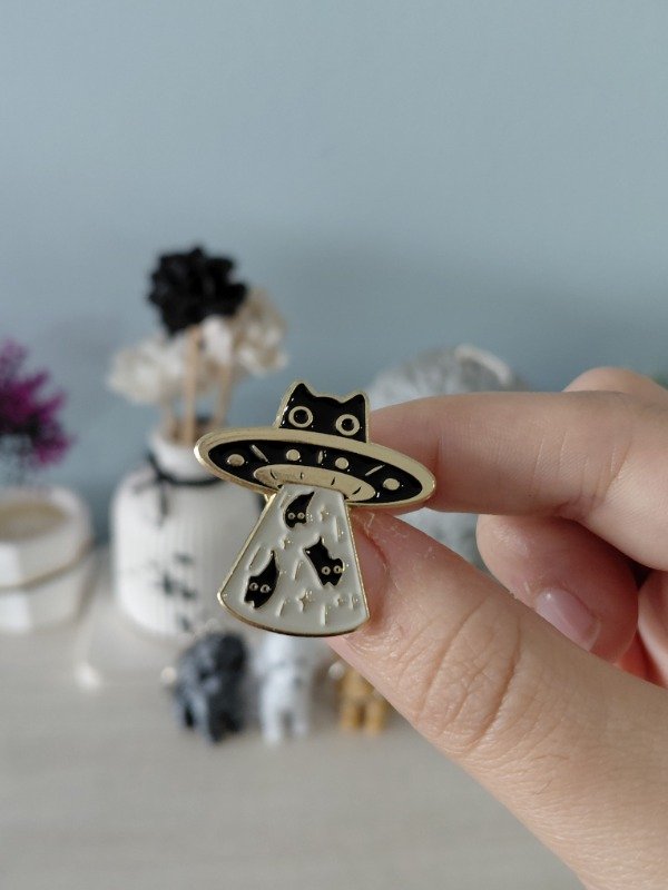 Producto - Pin metalizado - Michi OVNI #2399