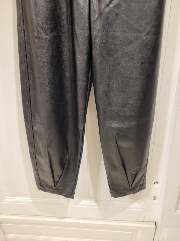 Producto - Pantalón CHER negro ecocuero barrel Talle 24 - PRECIO: 72X - 3