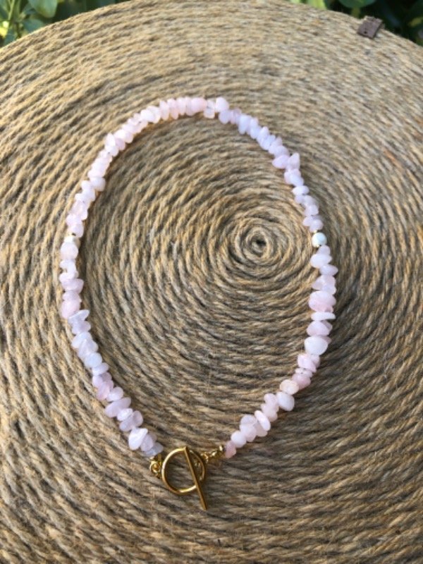 Producto - Collar de piedra Cuarzo Rosa con cierre marinero