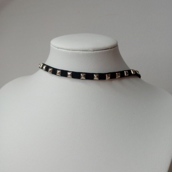 Producto - Choker Finito con tachas cuadradas - Gamuza
