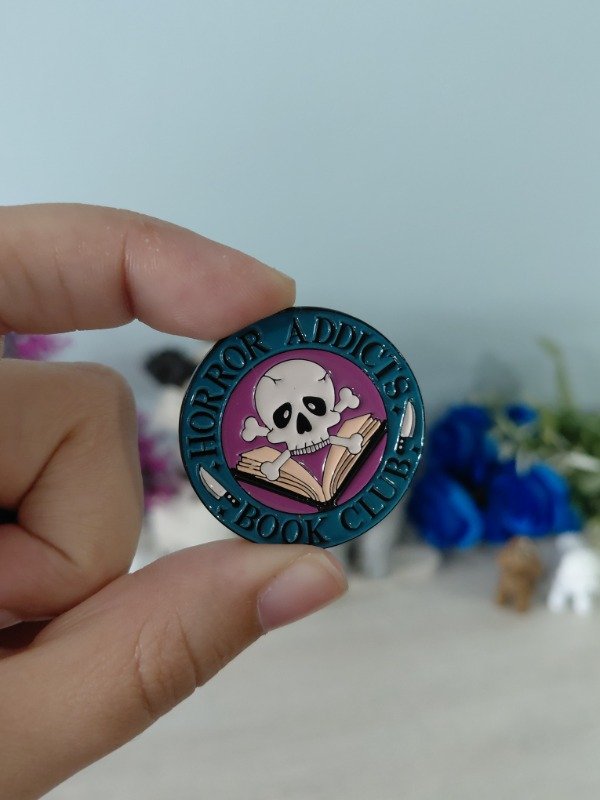 Producto - Pin metalizado - Horror adicts book club #1771