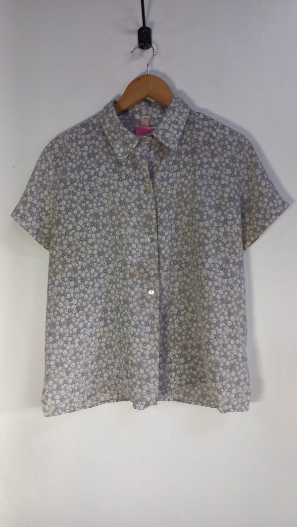 Producto - CAMISA GRIS FLORES AZULES