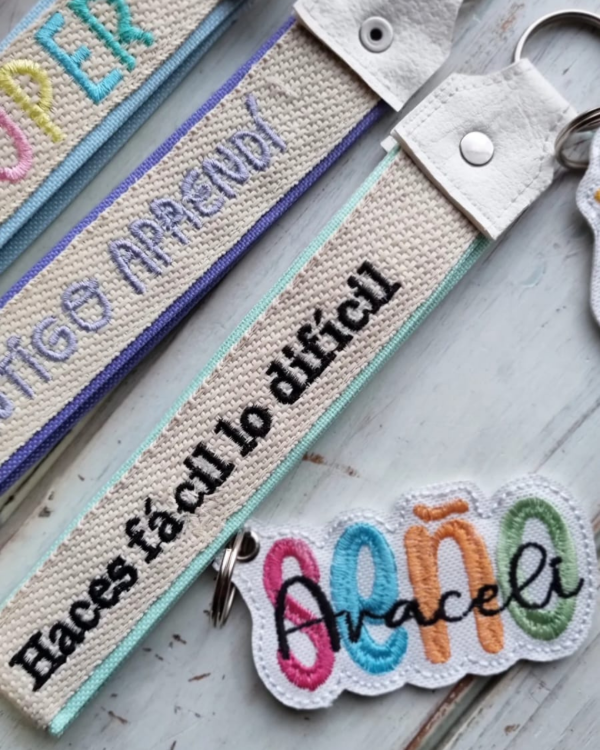 Producto - Llavero + Charms- Día del Maestro- "HACES FÁCIL LO DIFÍCIL"