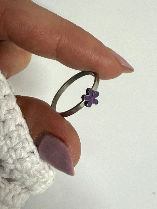 Producto - N505 Anillo florcita lila acero quirúrgico