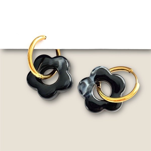 Producto - Aros argolla cubanas de acero dorado con dije - 1.7cm - Flor - Negro