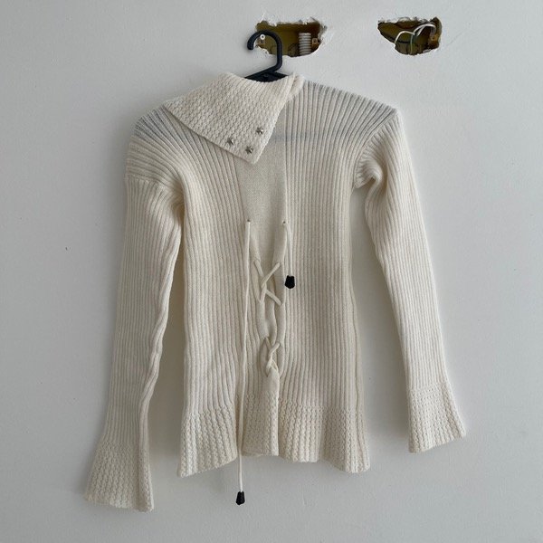 Producto - white stars asymetric neck sweater.