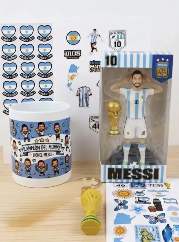 Producto - Kit Messi Completo - Muñeco mediano, Taza, Llavero y Stickers
