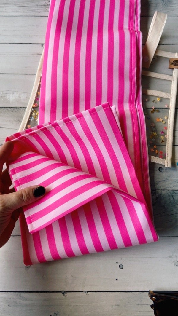 Producto - Lonita playera impermeable con bolsillero de regalo rayas rosa y fucsia